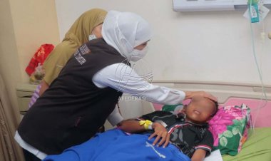 Gubernur Khofifah Jenguk Korban Musibah Jembatan Putus di Probolinggo