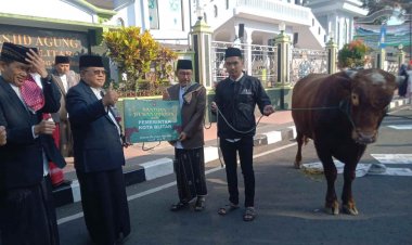 Wali Kota Santoso Serahkan Hewan Kurban di Masjid Agung Kota Blitar