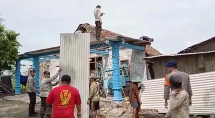 Satbrimob Polda Jatim Gelar Baksos di Lokasi Terdampak Puting Beliung Saradan
