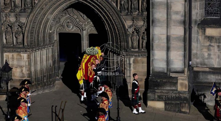 Raja Charles III Pimpin Iring-iringan Peti Mati Ratu Elizabeth II Lintasi Edinburgh